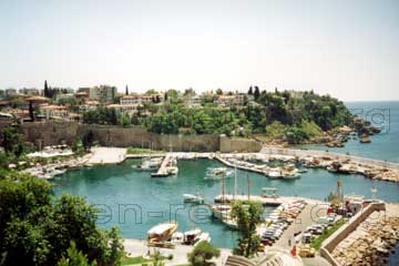 Altstadt am Mittelmeer in der Türkei. Mit der Stadtmauer aus der Antike an der Türkischen Rivera beim Urlaub.