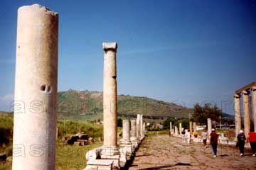 Asklepieion bei Pergamon in Kleinasien, Türkei. Touristen auf der heiligen Straße die zum Heilzentrum der Antike führt. 