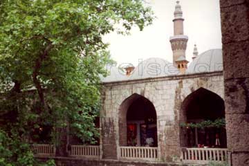Im Vordergrund ein Basar unter den Arkaden und im Hintergrund erkennt man noch ein Minarett einer Moschee in Kleinasien, Türkei.