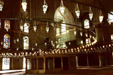 Reich mit Keramik Fayencen verzierte Kuppeln und Säulen der Grünen Moschee, der Yesil Cami Moschee in Bursa, im Nord-Westen der Türkei.
