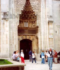 Touristen beim warten auf den Einlass durch das Portal zur Yesil Cami Moschee in Bursa, im Nord-Westen der Türkei.