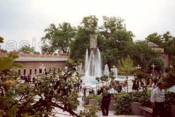 Brunnen und schön angelegter Garten in einem Palast in der Türkei, dem Teil in Kleinasien.