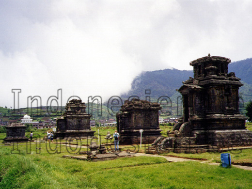 Tempel und Gräber auf der Hochebene am Dieng Plateau