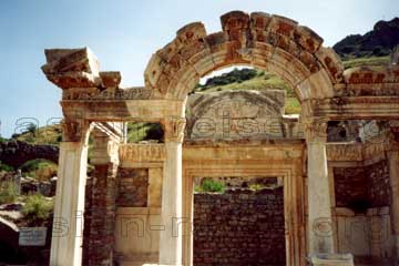 Mauer und Bogen Reste vom Hadrianustempel in Ephesos, Kleinasien, Türkei.