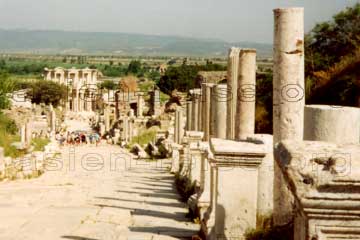 Marmorstraße und im Hintergrund die Fassade der Celsusbibliothek in Ephesos, Kleinasien, Türkei.