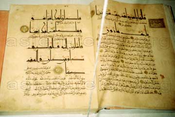 Arabische Schriftzeichen in einem ausgestellten Buch.