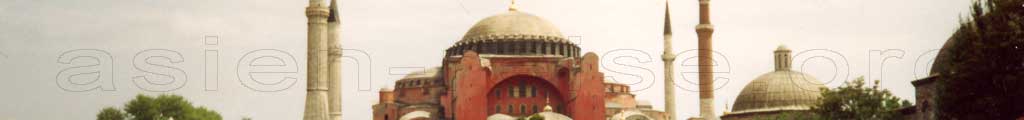Hagia Sophia Kirche aus dem Altertum in Konstantinobel dem heutigen Istanbul, dann Moschee unter einem Sultan und heute Museum.