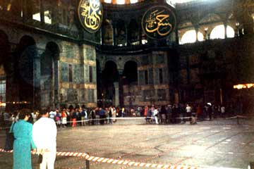 Reisegruppen von Touristen bei den Führungen in der Hagia Sophia in Istanbul, Türkei.