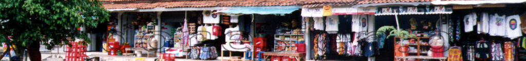 Indonesien, Shops am Strassenrand wo man Souvenirs oder anderes kaufen kann wenn man als Tourist unterwegs ist.