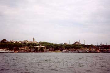 Topkapi Sarayi links auf dem Bild von Istanbul in der Türkei wo sich der Turm befindet.