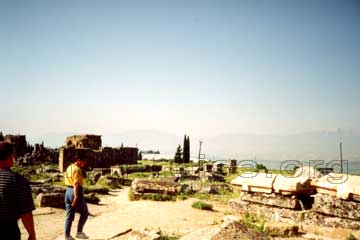 Ruinen von einem Palast auf dem Burgberg, dem Berghügel in Pergamon in Kleinasien, Türkei.
