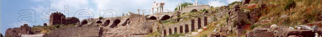 Pergamon Hügel in Kleinasien. Man erkennt die untere Agora, das Theater und Säulen vom Palast des Trajan.