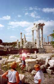 Traianus-Palast auf dem Berghügel in Pergamon in Kleinasien, Türkei.