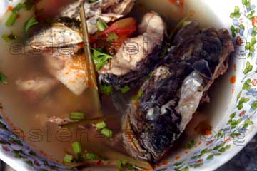 Leckere Fischsuppe in Thailand.
