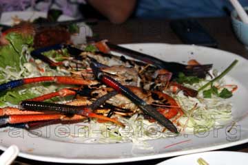Restliche Schalen der Riesenkrebse auf einem Teller in einem Restaurant in Thailand.