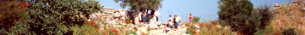Touristen auf dem Troja Hügel in Kleinasien das Schliemann entdeckt und ausgegraben hat. An der Küste vom Mittelmeer an der Ägäis und der Dardanellen bei den Türkei Reisen.