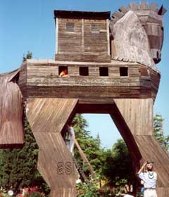 Trojanisches Pferd aus Holz in das man hinein gehen kann, bei den Türkei Rundreisen.